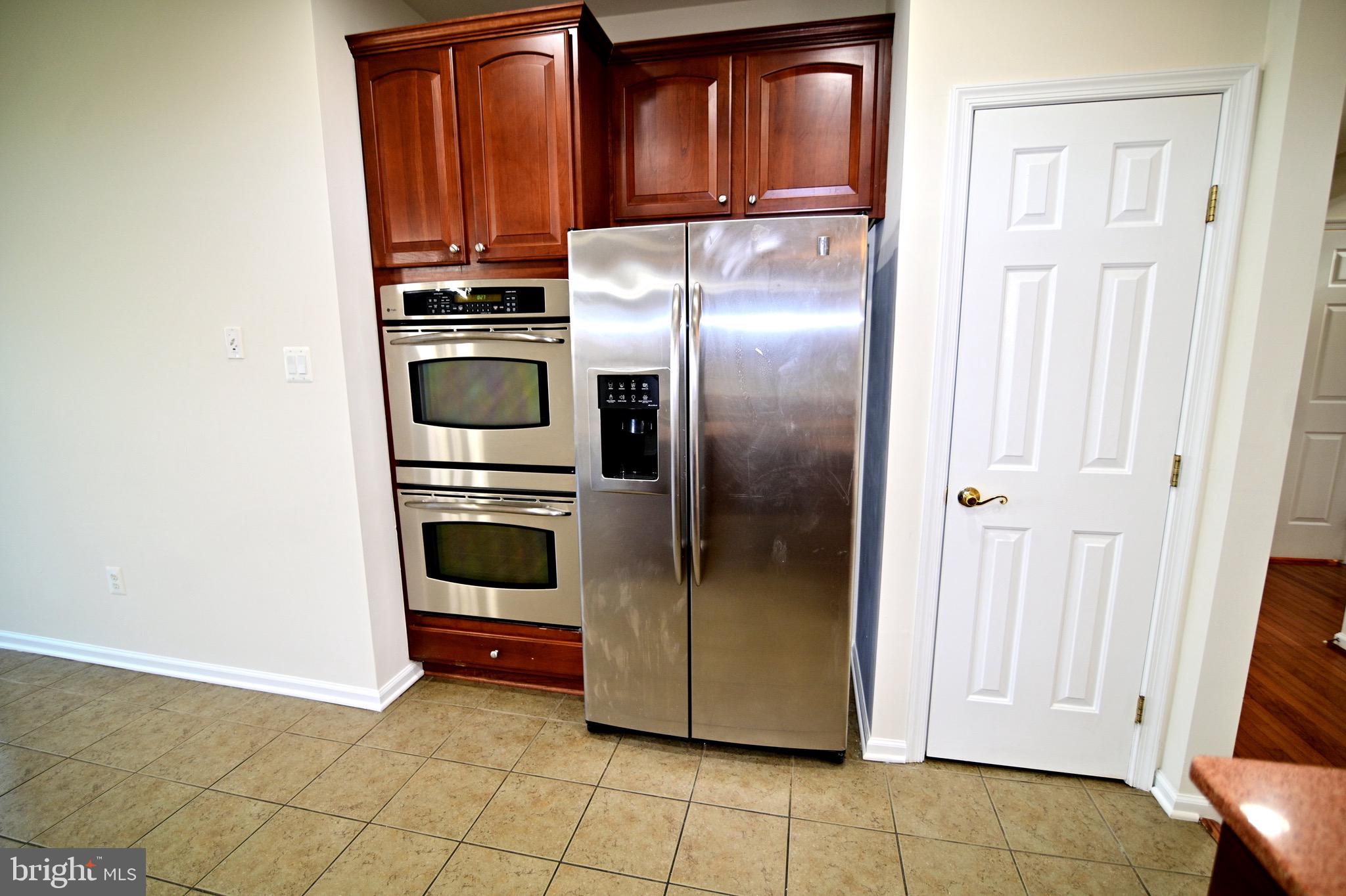 9802 Hillandale Way, Unit 23 Bowie, MD 20721 - Photo 7 of 28 Oven / Fridge