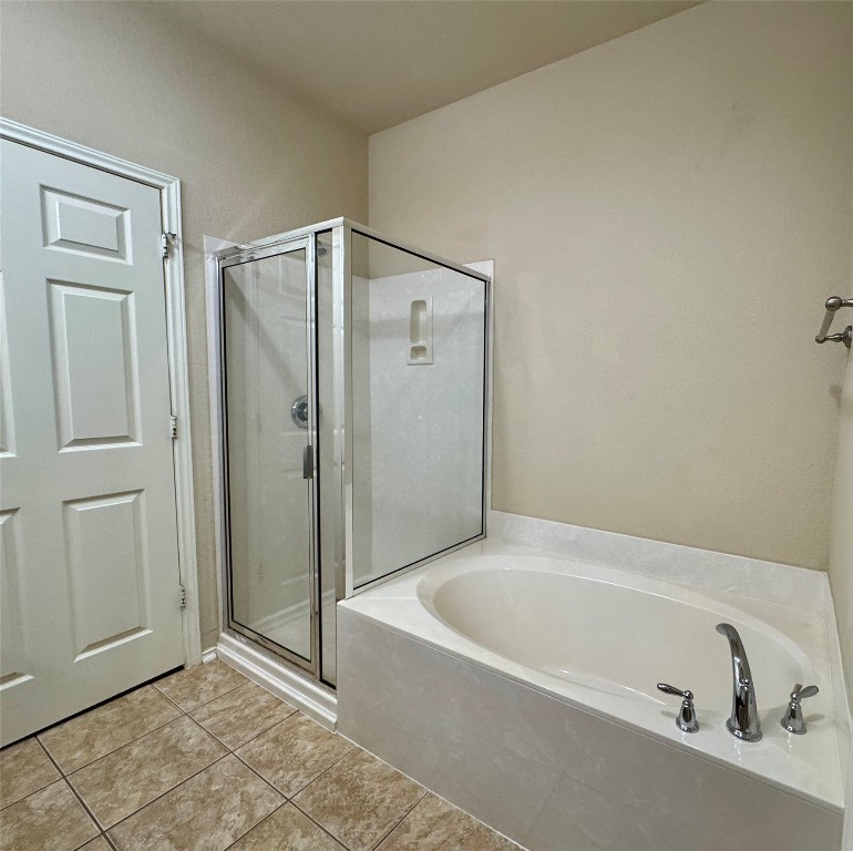 3101 Davis Lane, Unit 8703 Austin, TX 78748 - Photo 12 of 23 a bathroom with a bathtub and a shower