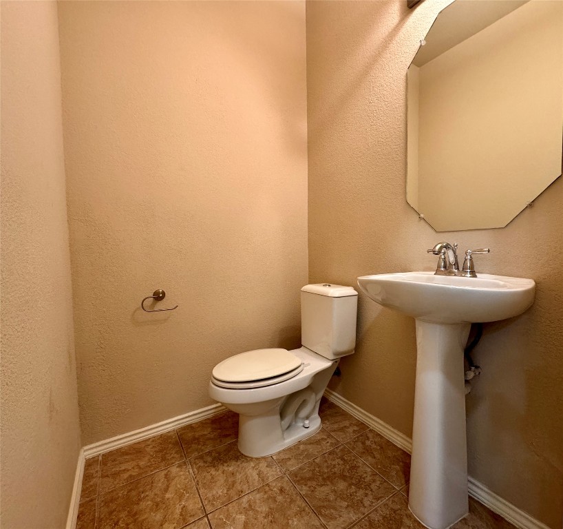 3101 Davis Lane, Unit 8703 Austin, TX 78748 - Photo 8 of 23 a bathroom with a sink toilet and a mirror