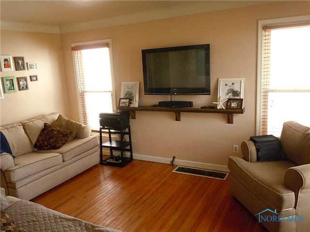 2601 Gracewood Road Toledo, OH 43613 - Photo 2 of 4 Living Room.