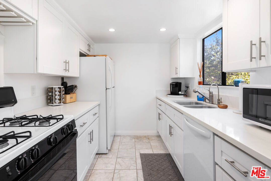 29231 Heathercliff Road, Unit 2 Malibu, CA 90265 - Photo 13 of 26