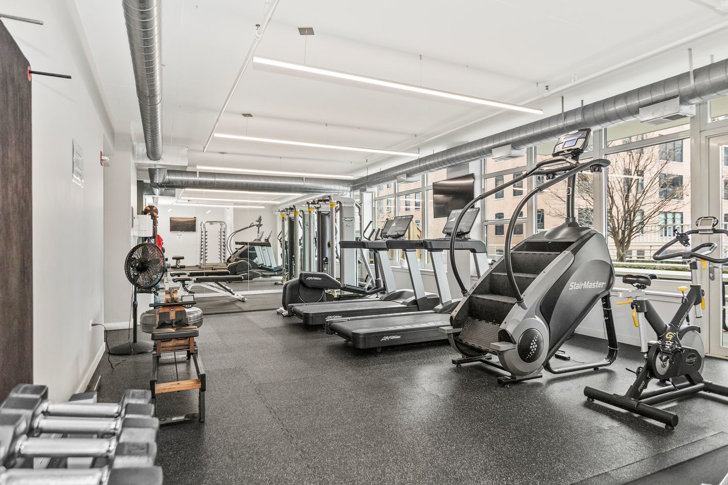 909 West Washington Boulevard, Unit 508 Chicago, IL 60607 - Photo 18 of 20 a view of a room with gym equipment