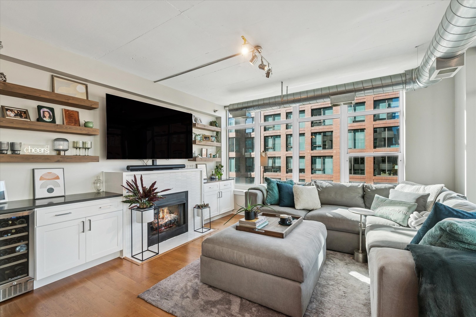 909 West Washington Boulevard, Unit 508 Chicago, IL 60607 - Photo 5 of 20 a living room with furniture and a flat screen tv