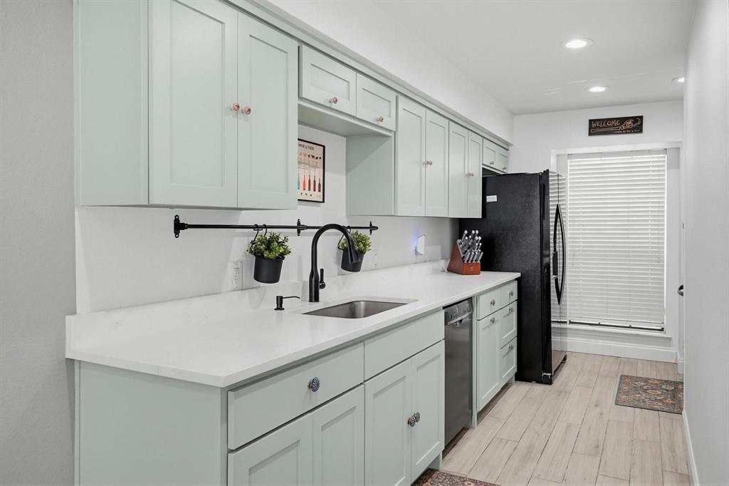 322 West Harwood Road, Unit B Hurst, TX 76054 - Photo 11 of 34 All electric kitchen with black appliances