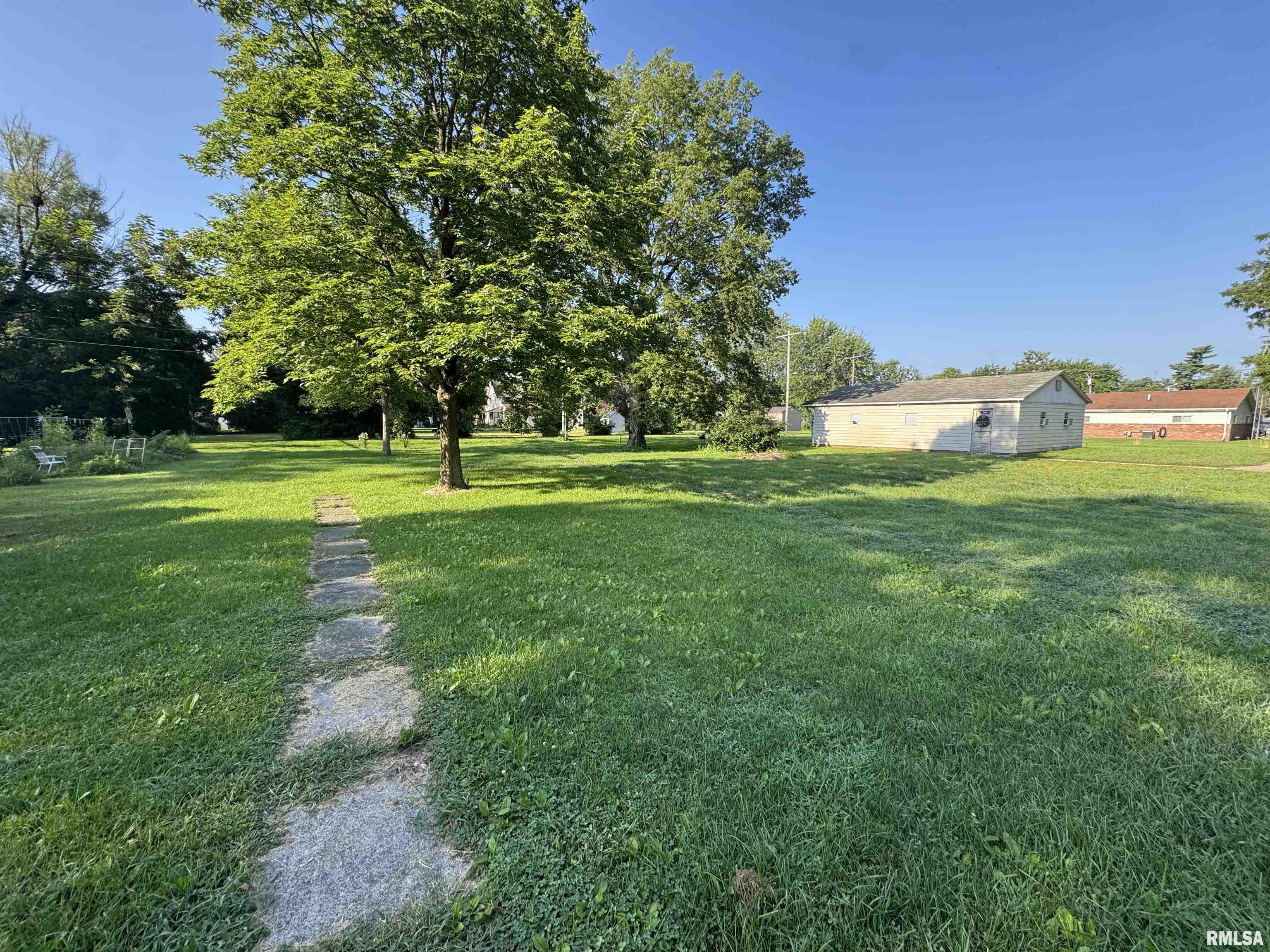 305 East Washington Street Avon, IL 61415 - Photo 4 of 39