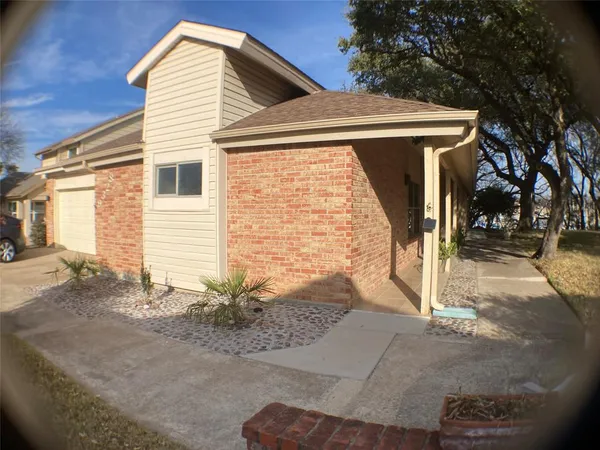 a view of a house with backyard