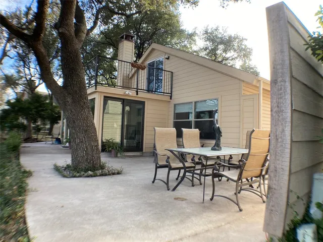 a view of a house with backyard and sitting area