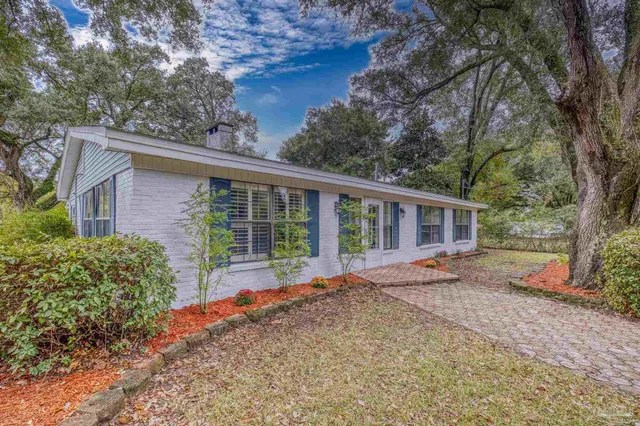 a view of a house with a yard