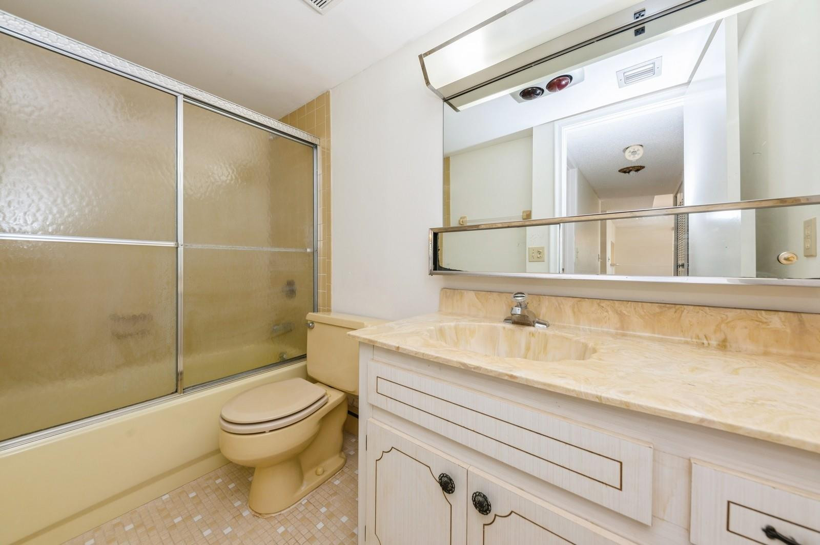 1600 Dover Road, Unit 104B Delray Beach, FL 33445 - Photo 18 of 19 guest bathroom