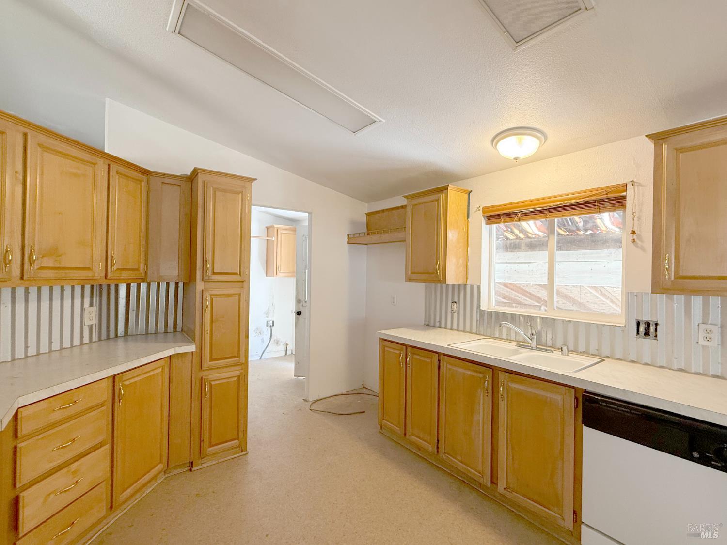 24259 Lilac Road Willits, CA 95490 - Photo 5 of 17 Gallery Image 5