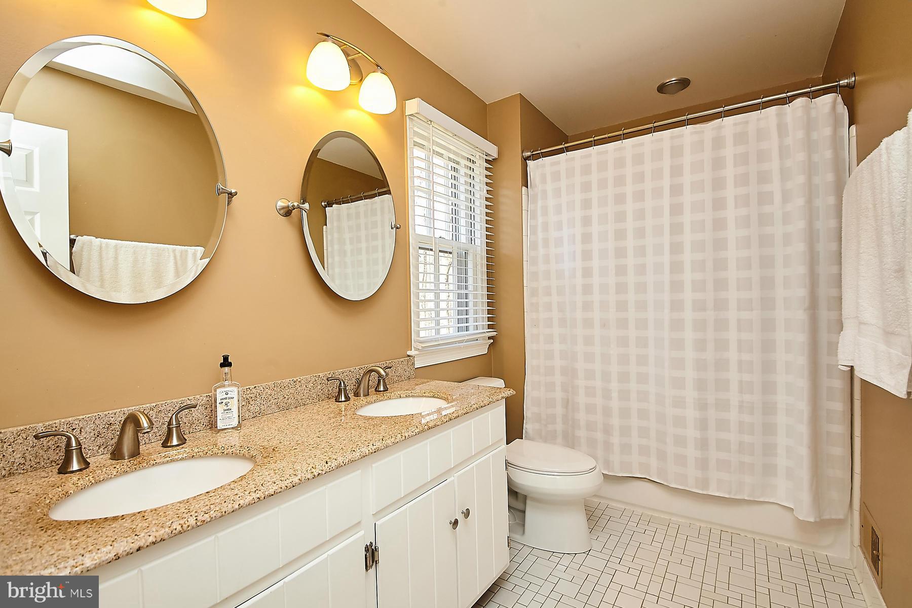 8070 Stillbrooke Road Manassas, VA 20112 - Photo 17 of 30 Bath (Master)