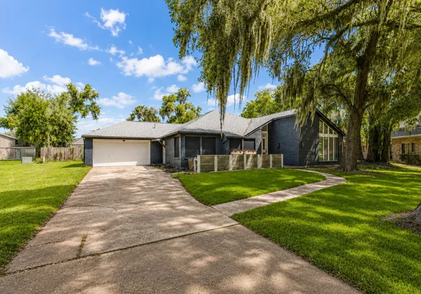 $325,000 | 14 Seminole Lane, West Columbia, TX 77486