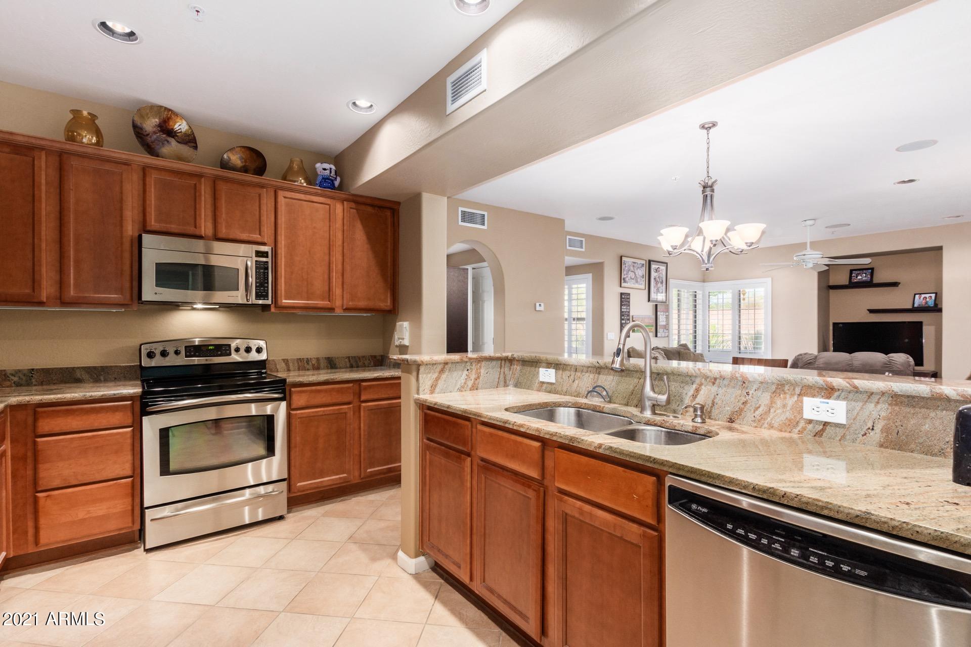 3935 East Rough Rider Road, Unit 1021 Phoenix, AZ 85050 - Photo 5 of 24 Large Kitchen