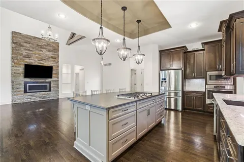 $1,066,000 | 6119 Southlake Drive, Parkville, MO 64152