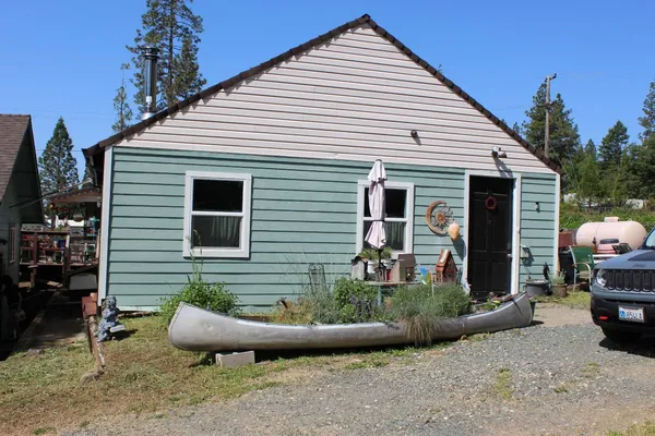 a view of a house with backyard and porch