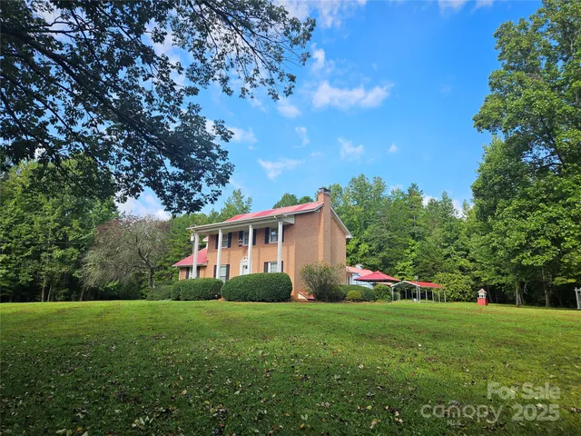 a view of a house with backyard and garden