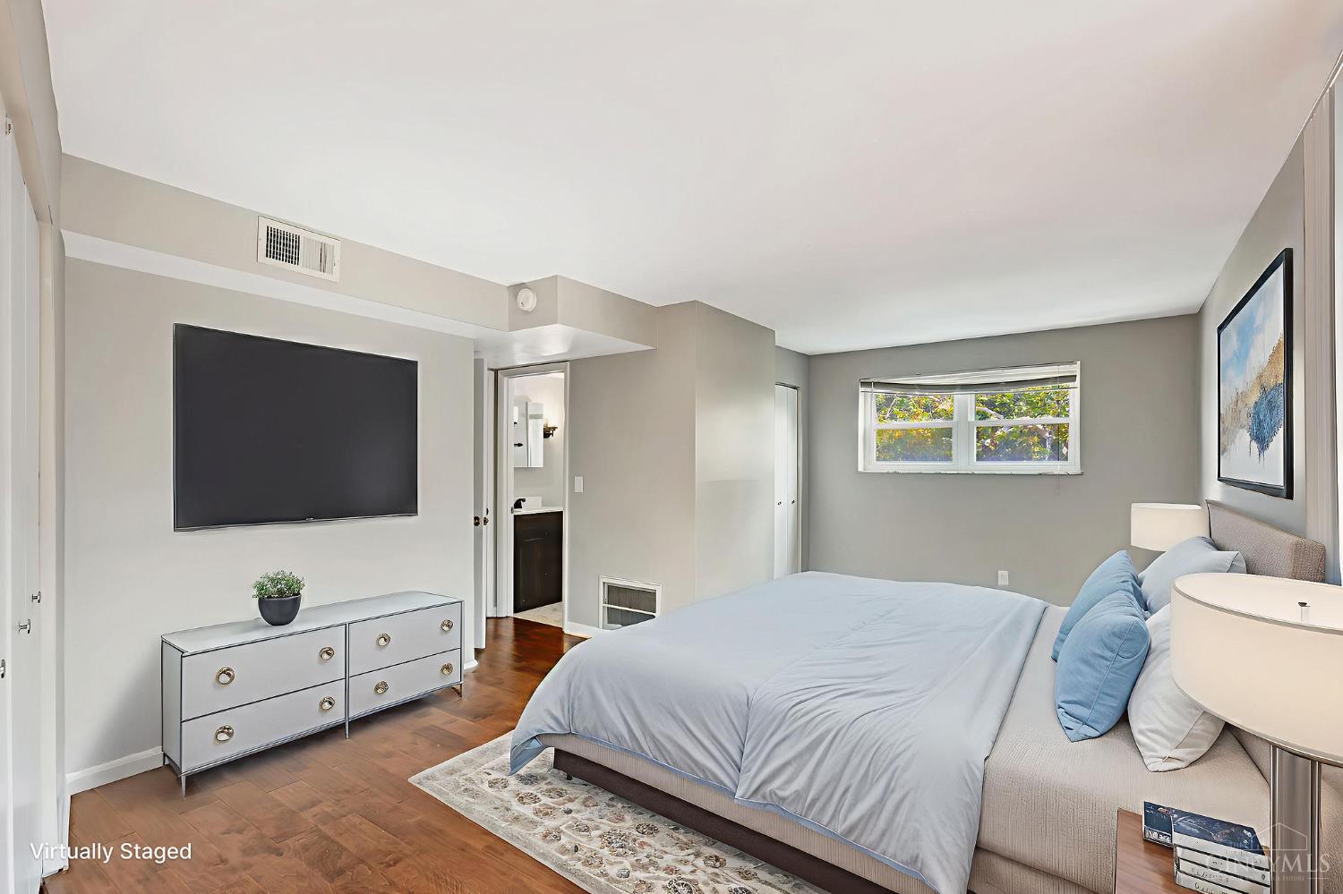 2270 Madison Road, Unit 3C Cincinnati, OH 45208 - Photo 23 of 32 Primary Bedroom - Virtually Staged