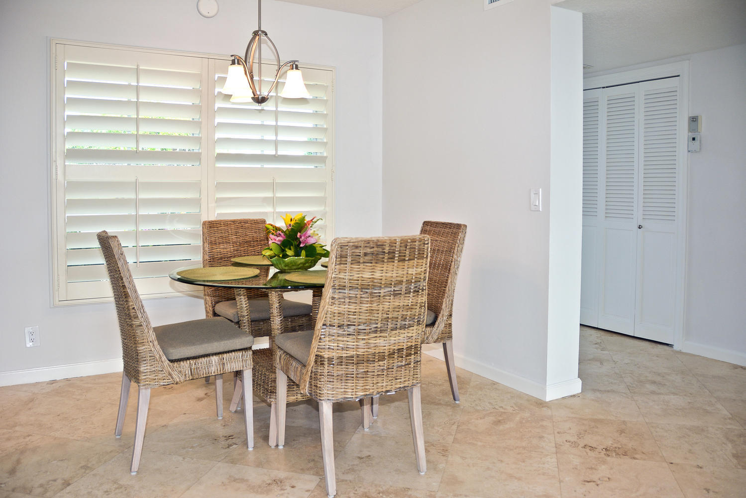 1071 Sugar Sands Boulevard, Unit 2 Singer Island, FL 33404 - Photo 6 of 18 1071 Sugar Sands Blvd 2 dine.jpg