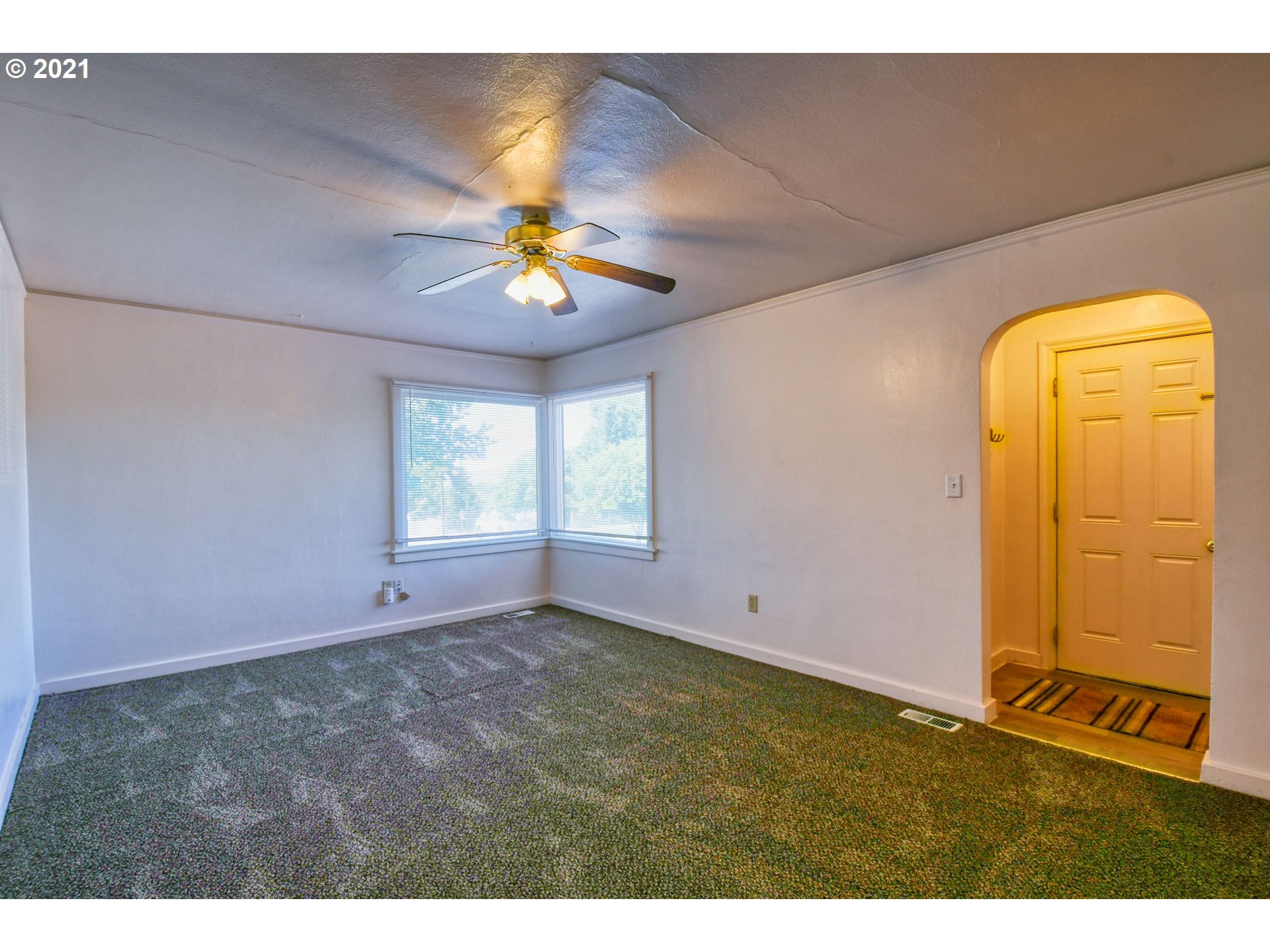 212 Southeast Isaac Avenue Pendleton, OR 97801 - Photo 6 of 32 Gallery Image 6
