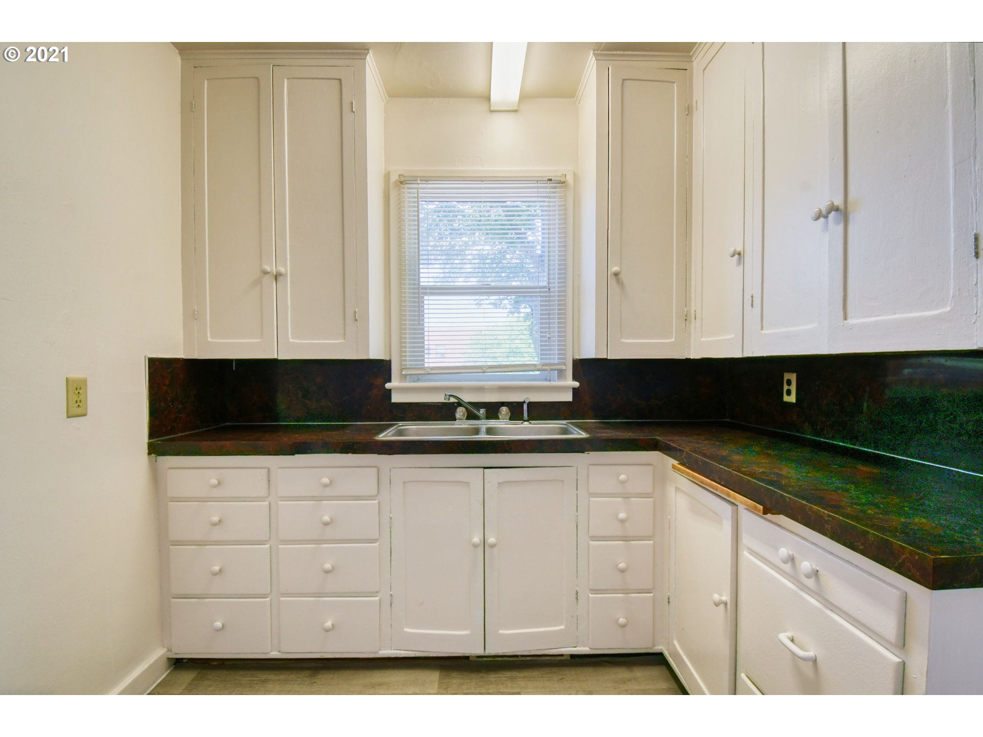 212 Southeast Isaac Avenue Pendleton, OR 97801 - Photo 10 of 32 Gallery Image 10