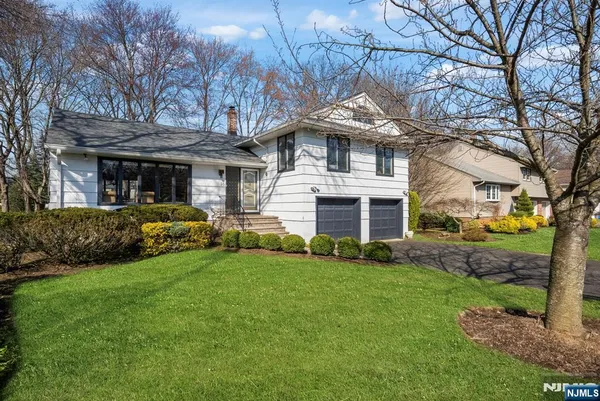 $925,000 | 55 Walnut Drive, Tenafly, NJ 07670