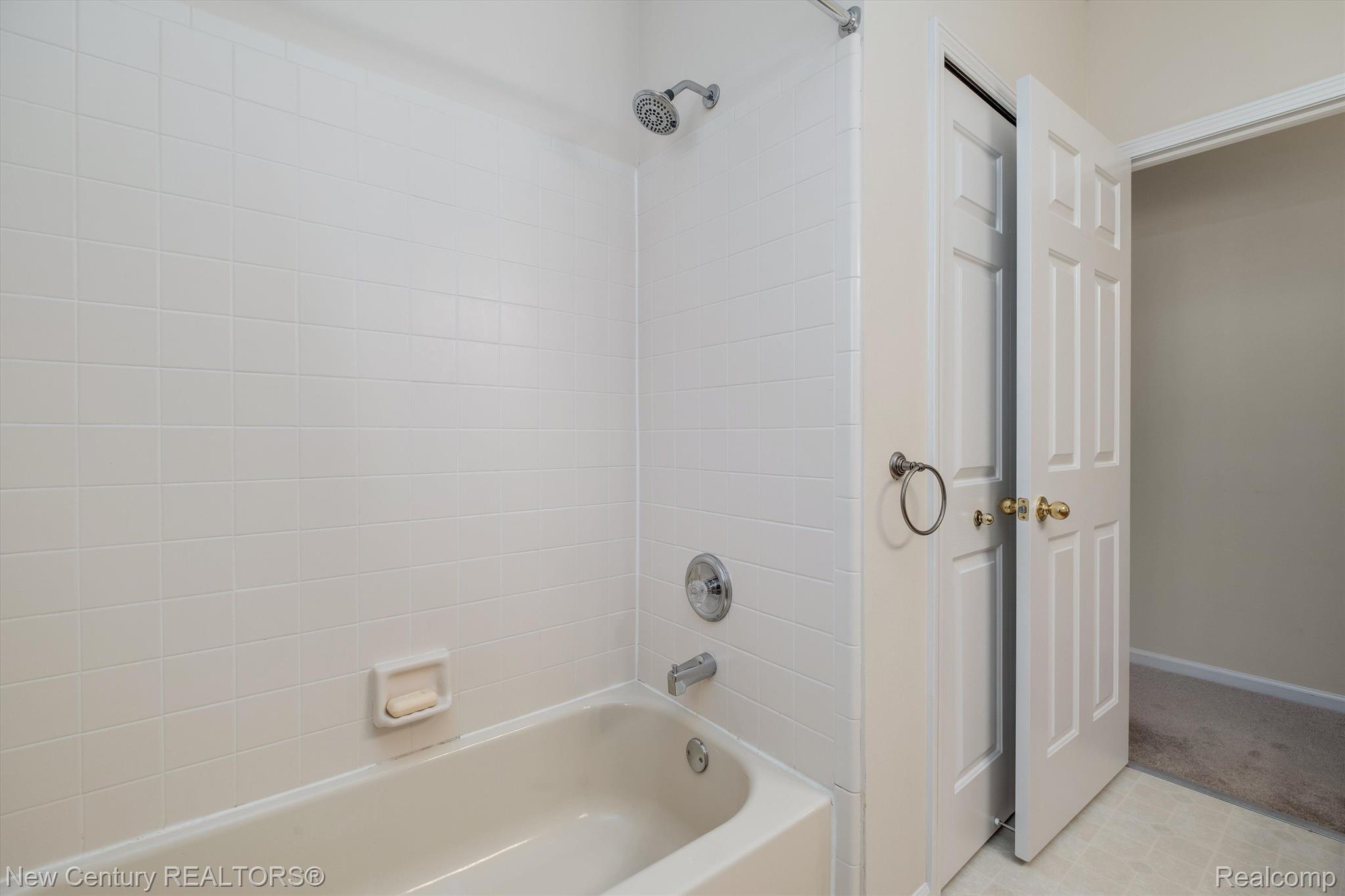 2164 Lagoon Drive Rochester, MI 48309 - Photo 28 of 48 Gallery Image 28