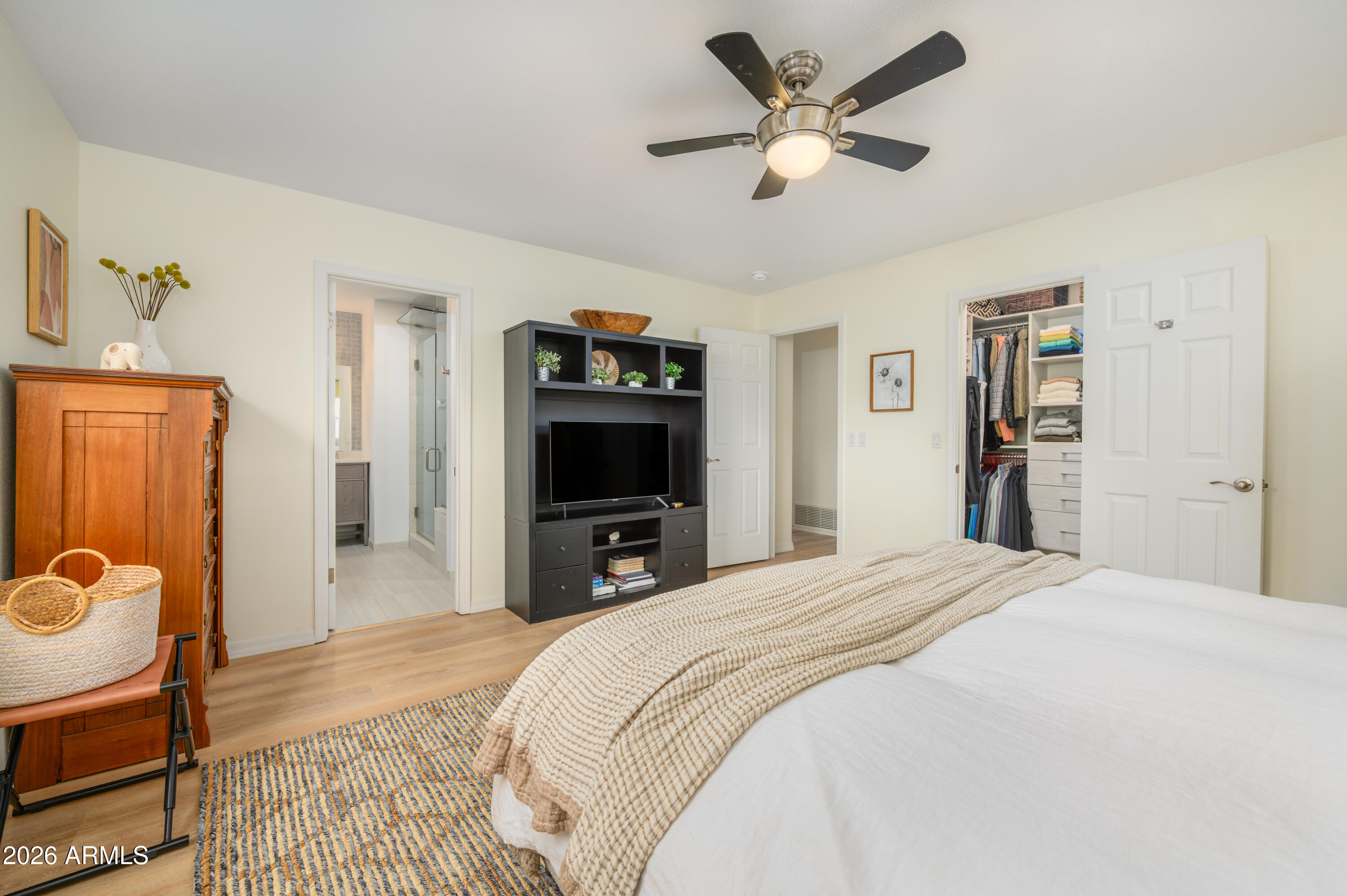 190 Creek Rock Road Sedona, AZ 86351 - Photo 17 of 41 Spacious Primary Bedroom
