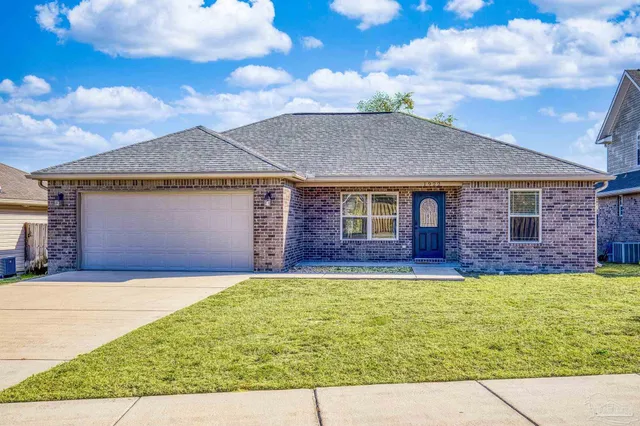 a view of a house with a yard