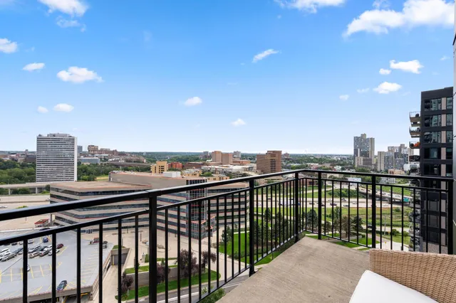 $1,050,000 | 1240 South 2nd Street, Unit 1419, Minneapolis, MN 55415