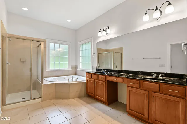 a view of entryway with kitchen
