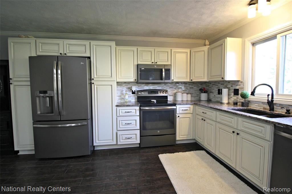 2180 Rochelle Park Drive Rochester Hills, MI 48309 - Photo 7 of 35
