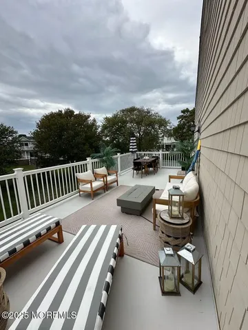 a view of a back yard