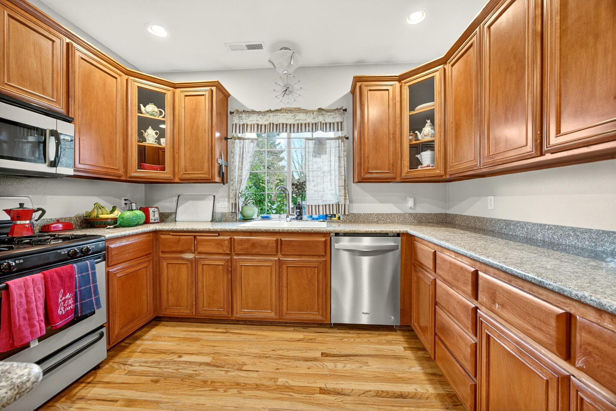 16 Portabello Way Eagle Point, OR 97524 - Photo 18 of 43 a kitchen with stainless steel appliances granite countertop a sink and cabinets