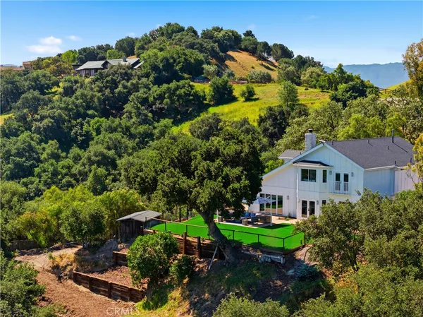 a view of backyard of the house