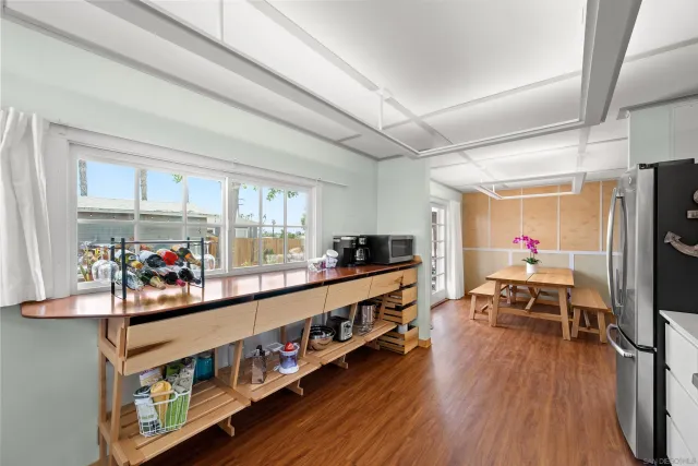 a kitchen that has a lot of cabinets in it