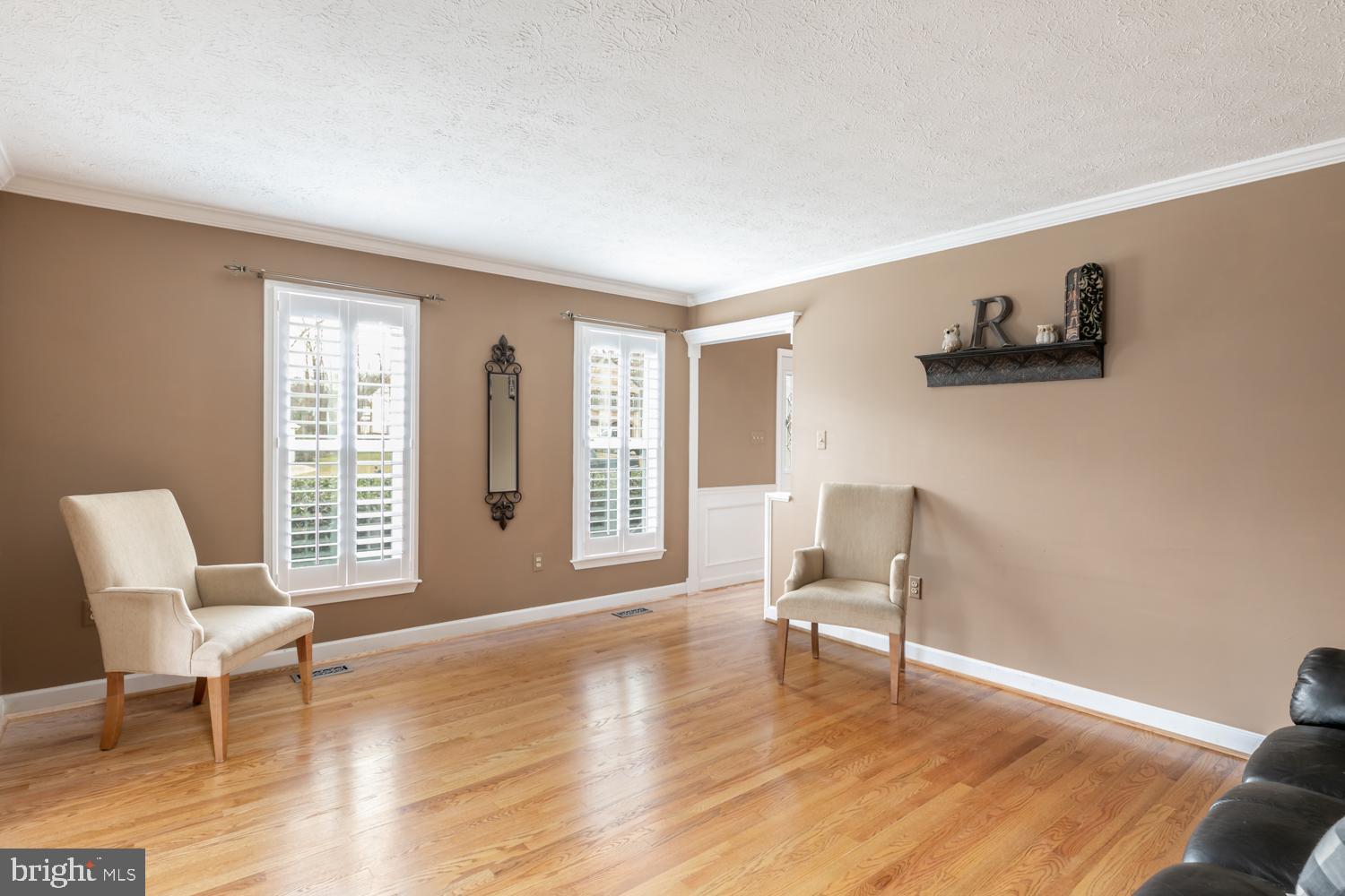 43 Carrollton Road Sterling, VA 20165 - Photo 8 of 39 Living Room