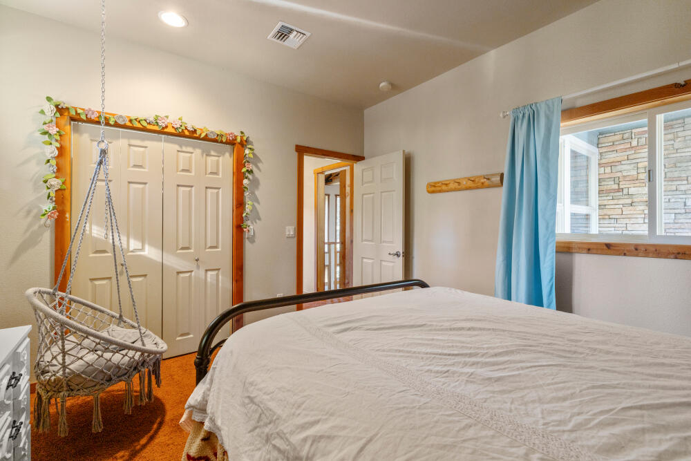 11750 Merganser Road Klamath Falls, OR 97601 - Photo 38 of 66 a bedroom with a bed and a window