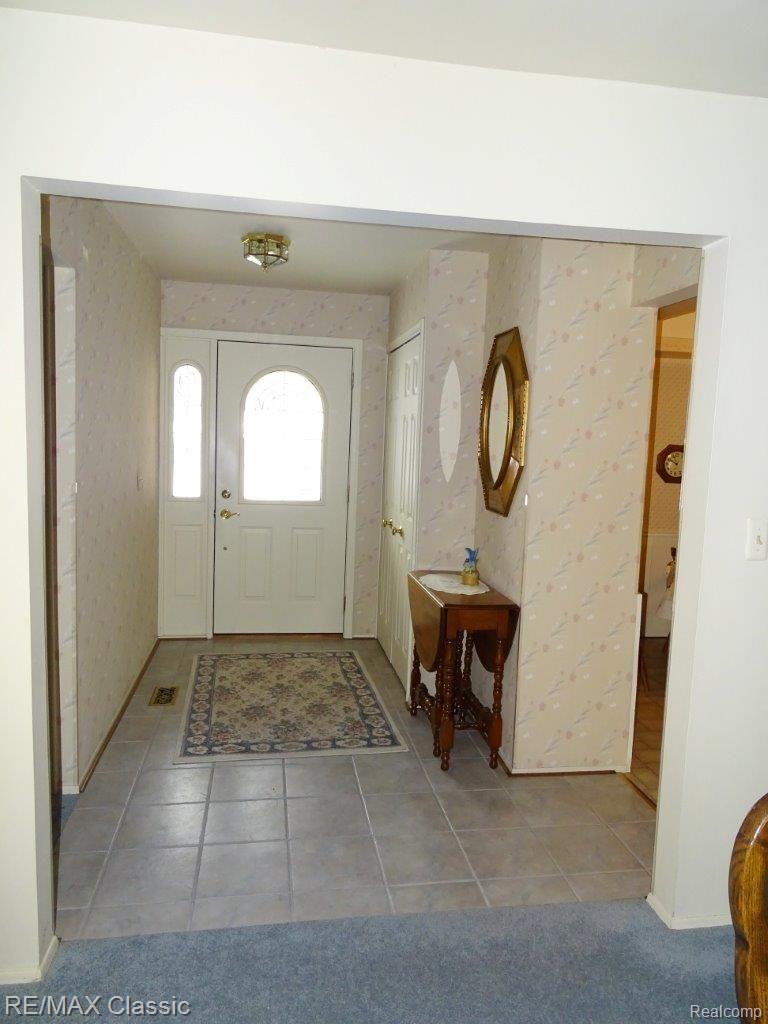 43952 Brandywyne Road Canton, MI 48187 - Photo 10 of 28 Nice foyer with ceramic and new front door.
