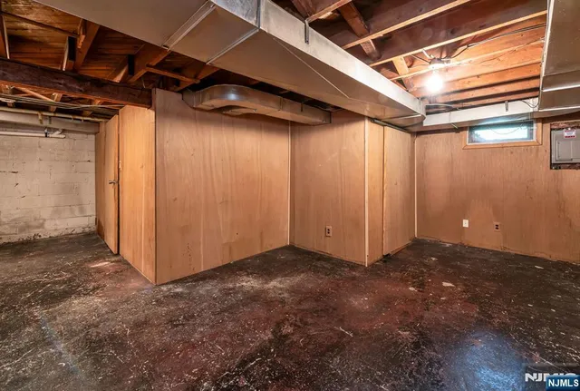 a view of backyard with hallway