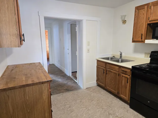 $1,400 | 147-149 Laurel Street, Unit 2, Newport, NH 03773