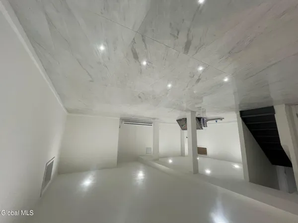 $2,100 | 86 Hackett Boulevard, Unit 2, Albany, NY 12209