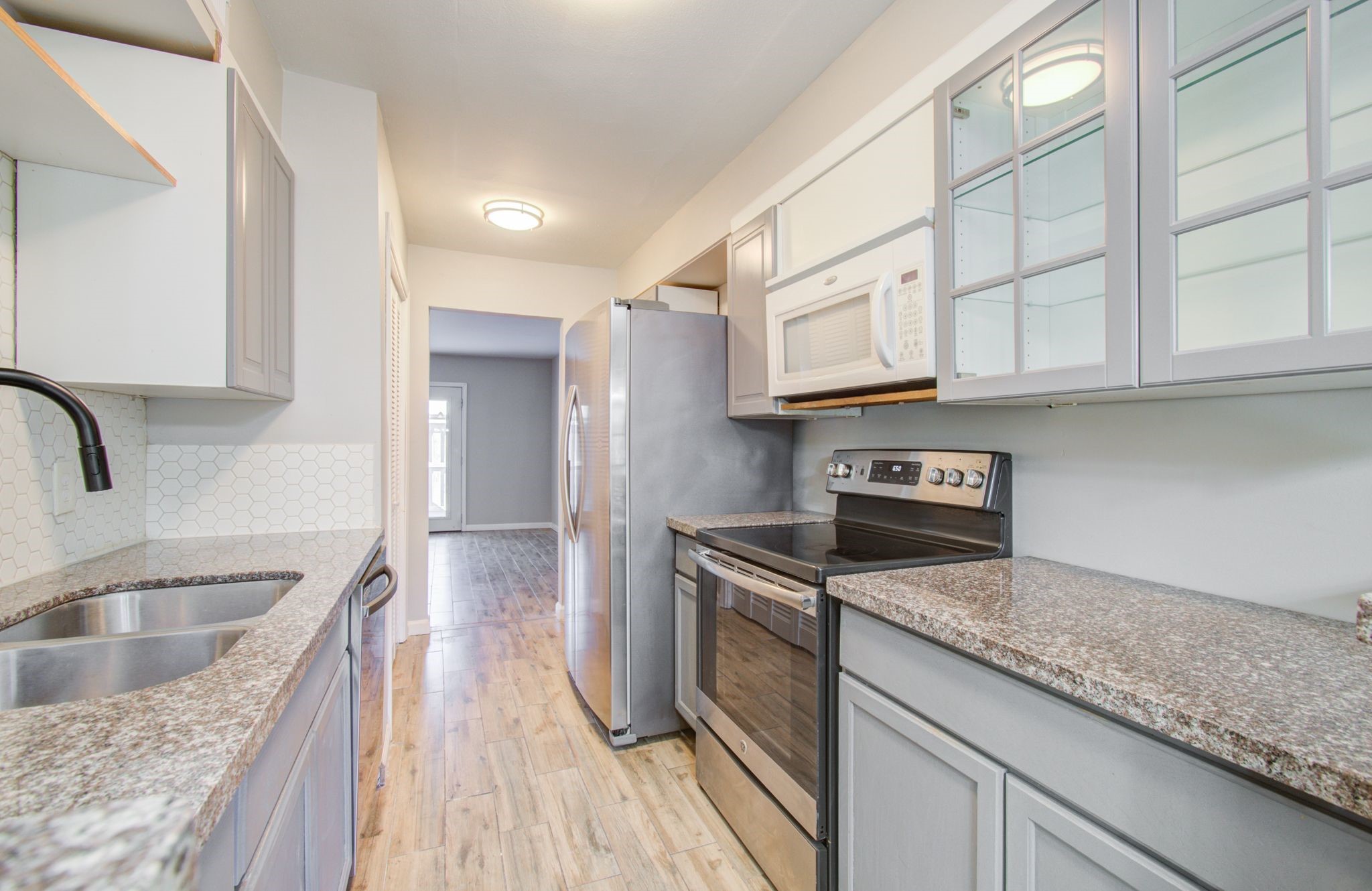 9495 Fondren Road Houston, TX 77074 - Photo 9 of 27 View of the kitchen area