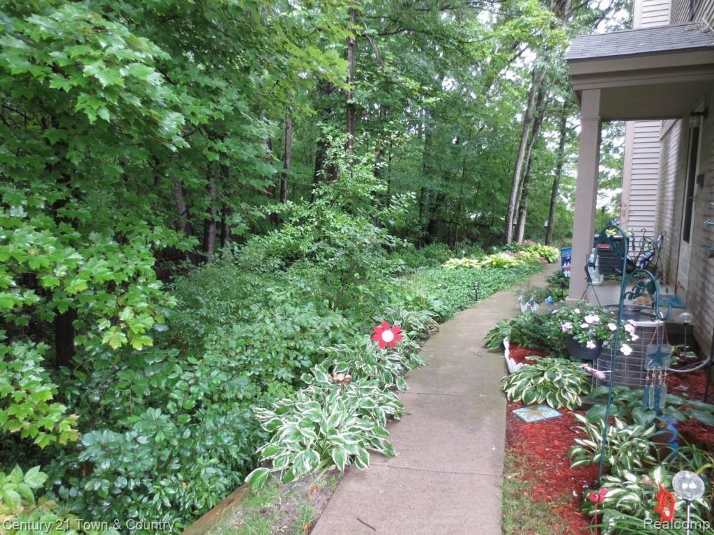 80 Pine Tree Ridge, Unit 32 Waterford, MI 48327 - Photo 22 of 26 Beautiful Setting