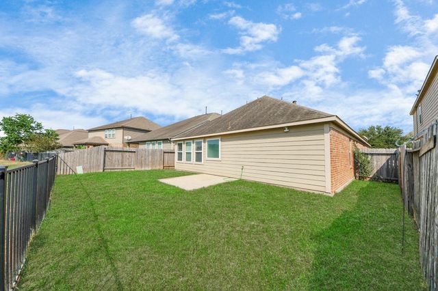 a view of a house with backyard and garden
