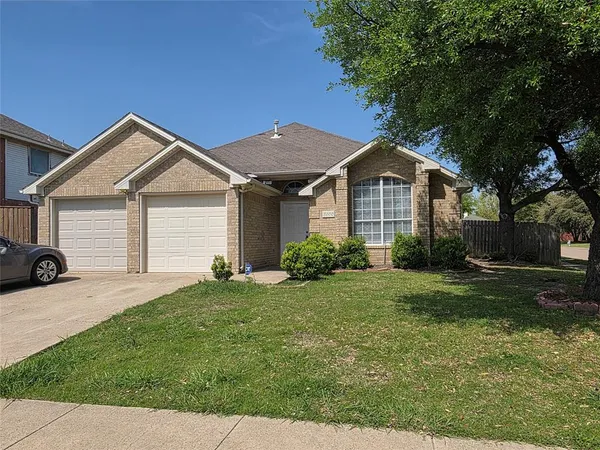 $2,300 | 5600 Creekhollow Drive, Arlington, TX 76018