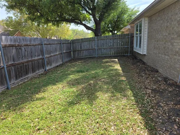 $2,300 | 5600 Creekhollow Drive, Arlington, TX 76018