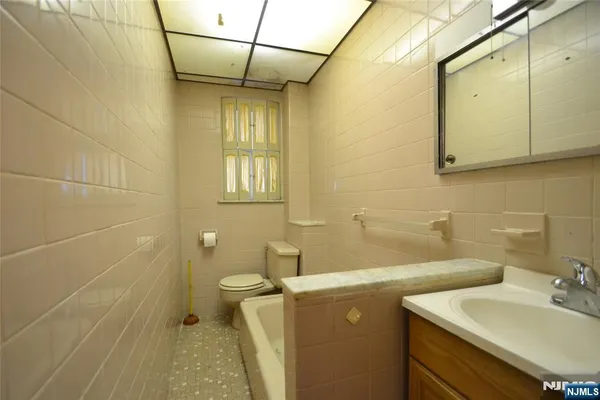 $575,000 | 10 Lake Avenue, Clifton, NJ 07011