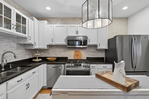 $600,000 | 4615 West Grace Street, Chicago, IL 60641