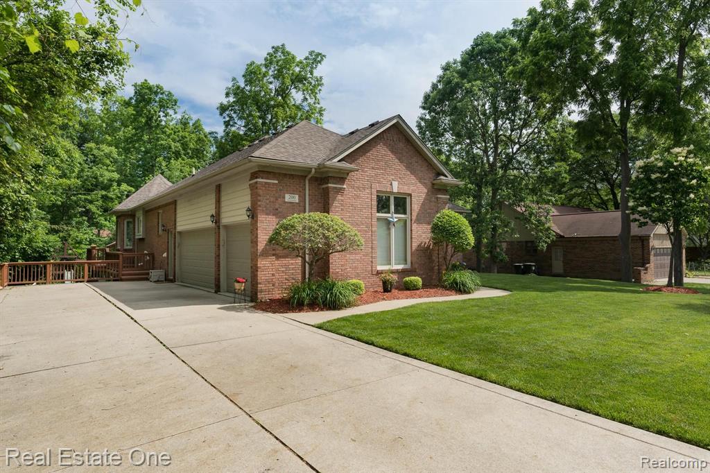 200 Kalhaven Road Rochester Hills, MI 48307 - Photo 2 of 39