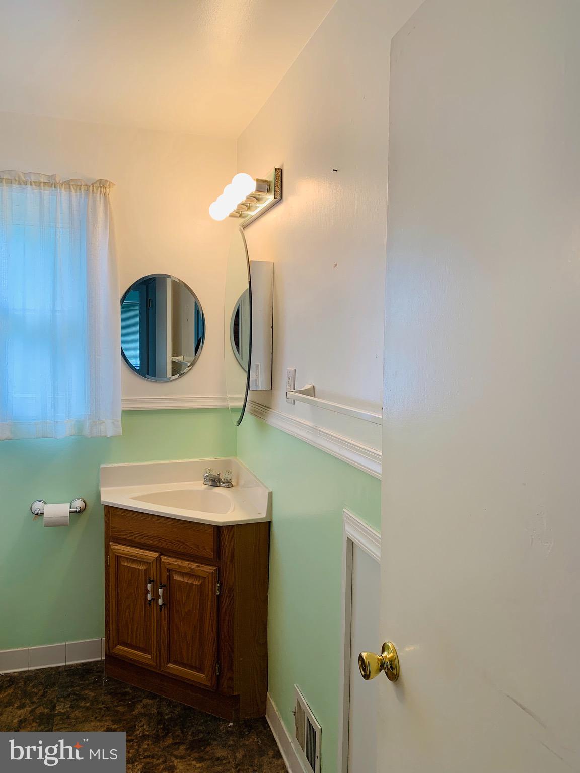 5902 Flanders Street Springfield, VA 22150 - Photo 27 of 45 Upper 1 hallway bathroom.